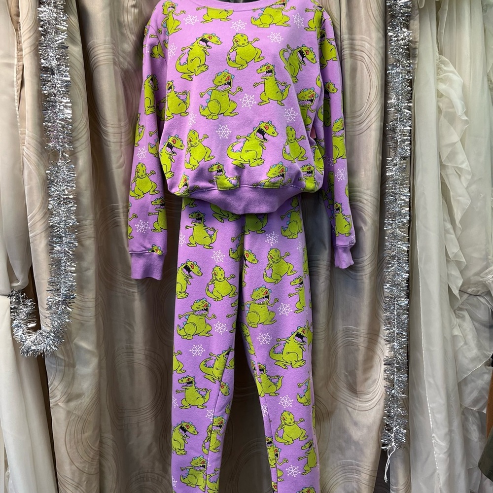 Super cute Nickelodeon set perfect for Christmas lounging!!